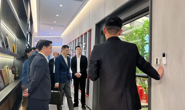 简纳斯门窗|云浮市领导与佛山市云浮市商会一行莅临参观简纳斯门窗总部智造基地