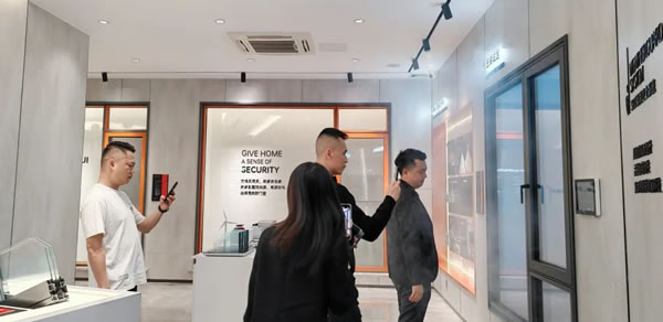 热烈欢迎重庆设计师团队莅临简纳斯门窗总部参观交流