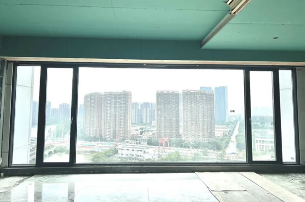 坚美门窗|人见人夸的绿岛湖景，装上落地窗效果绝了