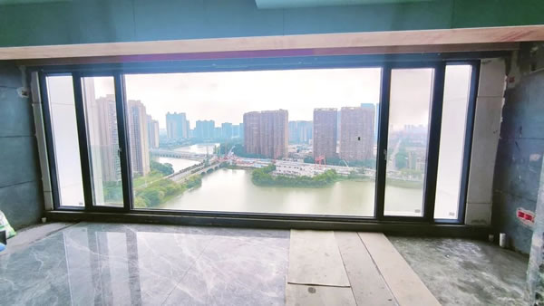 坚美门窗|人见人夸的绿岛湖景，装上落地窗效果绝了