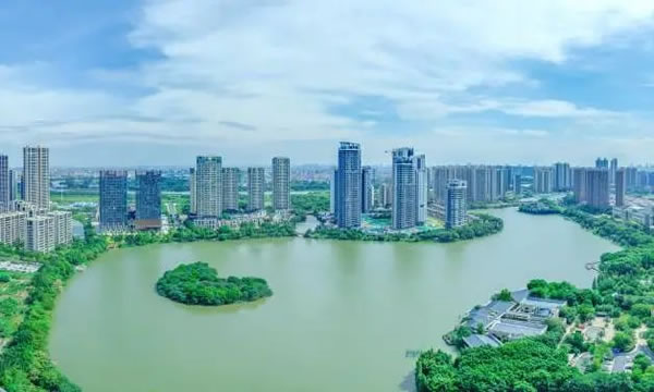 坚美门窗|人见人夸的绿岛湖景，装上落地窗效果绝了