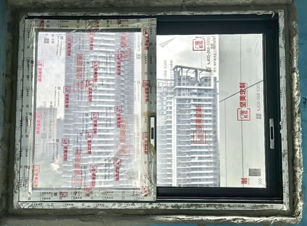 坚美门窗|人见人夸的绿岛湖景，装上落地窗效果绝了
