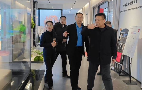 品牌快讯 | 热烈欢迎安义县委领导一行莅临京港亚门窗参观指导